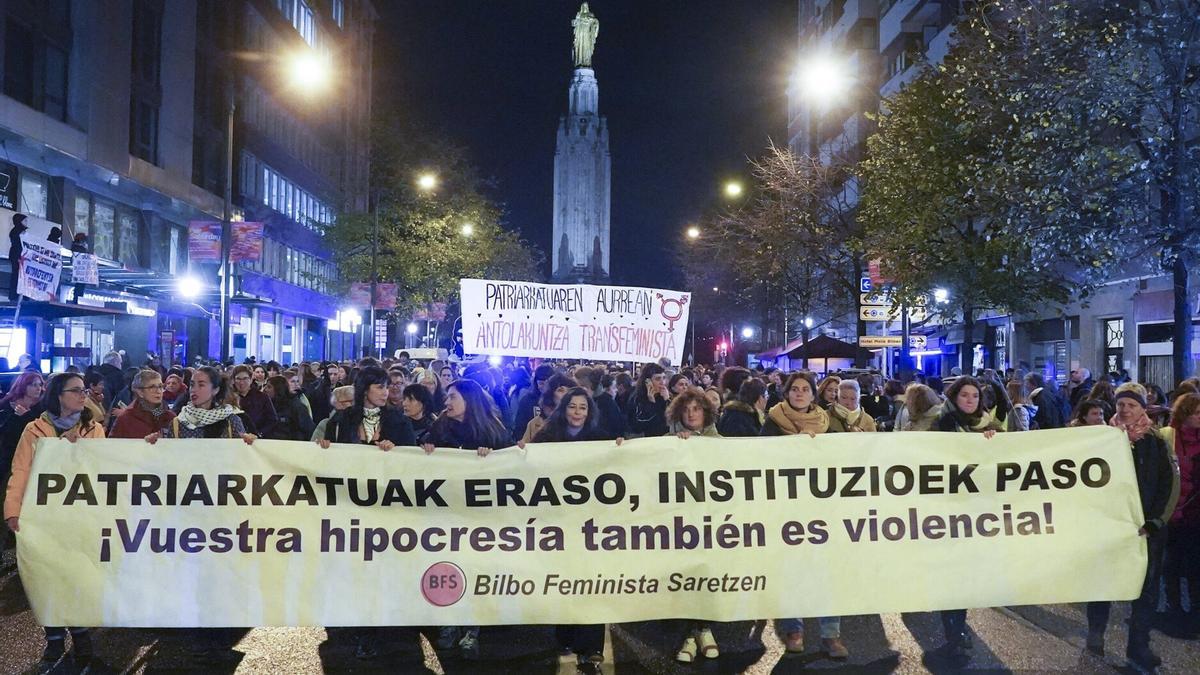 Manifestación por las calles de Bilbao con motivo del 25N