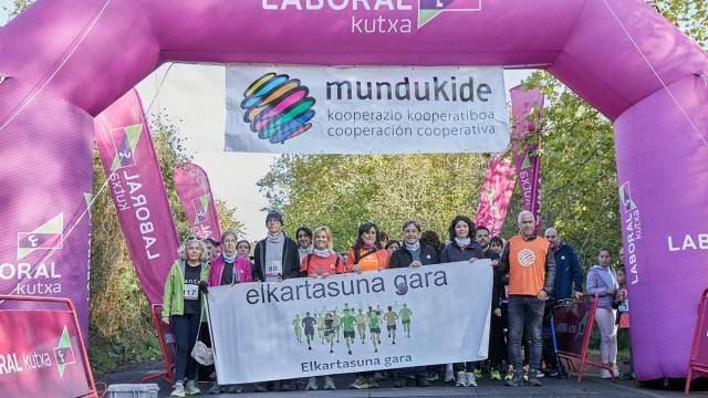 La salida de la undécima edición de la carrera solidaria que organiza Mundukide en Urkulu.
