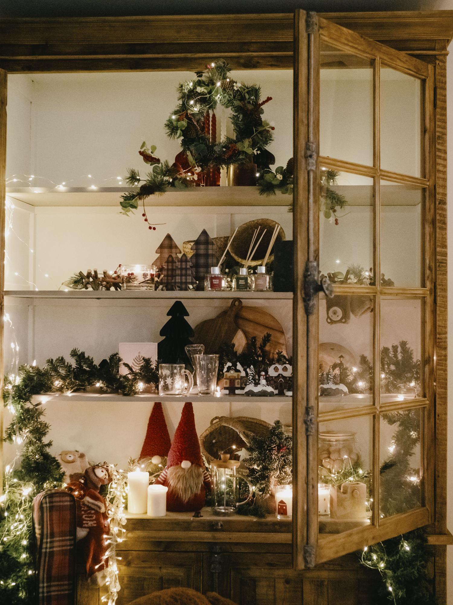 Vitrina decorada con velas, guirnaldas y todo tipo de adornos. Vitrina decorada con velas, guirnaldas y todo tipo de adornos.