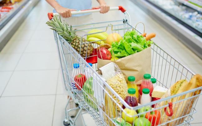 Una persona realiza la compra en un supermercado.