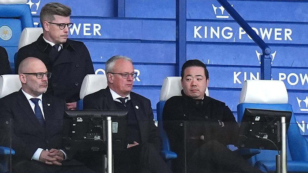 Aiyawatt Srivaddhanaprabha, a la derecha, asiste a la derrota que ha supuesto el descenso del Leicester.