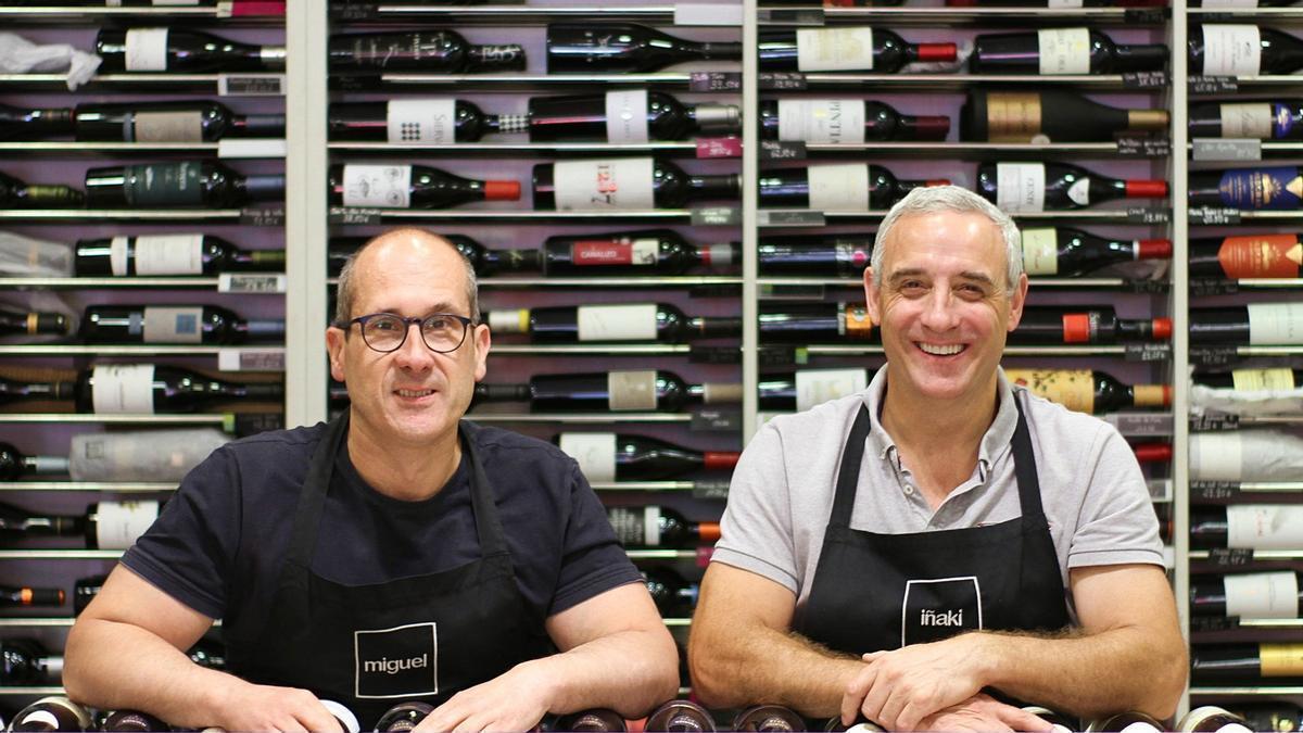 Miguel Salas e Iñaki Solbes, en la Vinoteca Mendibil de Irun