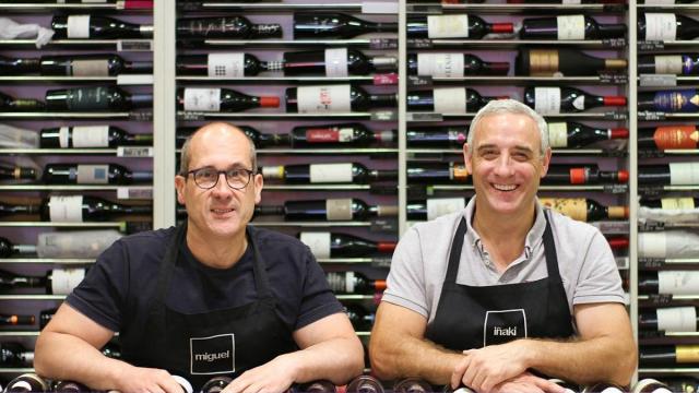 Miguel Salas e Iñaki Solbes, en la Vinoteca Mendibil de Irun Miguel Salas e Iñaki Solbes, en la Vinoteca Mendibil de Irun