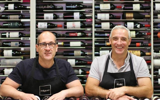 Miguel Salas e Iñaki Solbes, en la Vinoteca Mendibil de Irun
