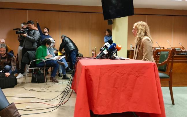 La alcaldesa de Maracena, Berta Linares, en la rueda de prensa posterior al secuestro en el Ayuntamiento de la localidad. La alcaldesa de Maracena, Berta Linares, en la rueda de prensa posterior al secuestro en el Ayuntamiento de la localidad.
