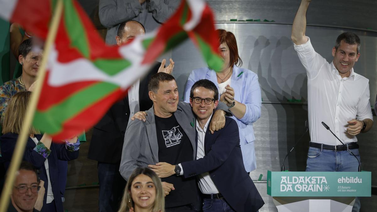 Arnaldo Otegi y Pello Otxandiano durante la noche electoral, que EH Bildu celebró en el Mercado del Ensanche de Bilbao.