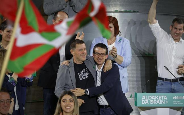 Arnaldo Otegi y Pello Otxandiano durante la noche electoral, que EH Bildu celebró en el Mercado del Ensanche de Bilbao. / EFE Arnaldo Otegi y Pello Otxandiano durante la noche electoral, que EH Bildu celebró en el Mercado del Ensanche de Bilbao.