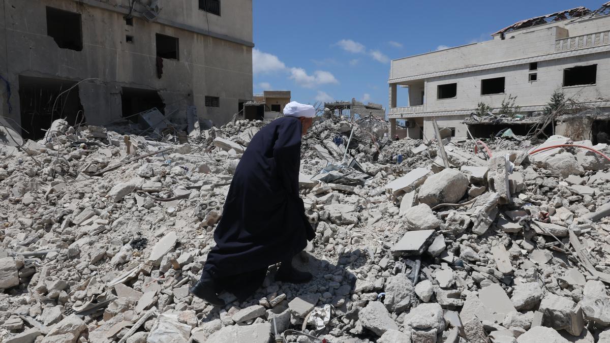 Un hombre regresa a su pueblo, repleto de escombros tras los ataques israelíes, en el sur de Líbano.