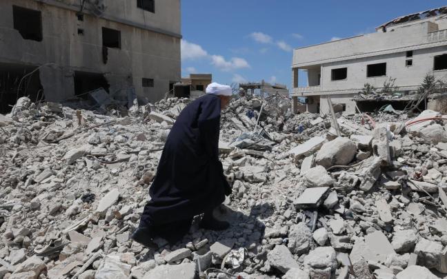 Un hombre regresa a su pueblo, repleto de escombros tras los ataques israelíes, en el sur de Líbano.