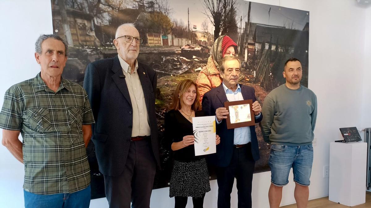 La atleta ha recibido una placa conmemorativa