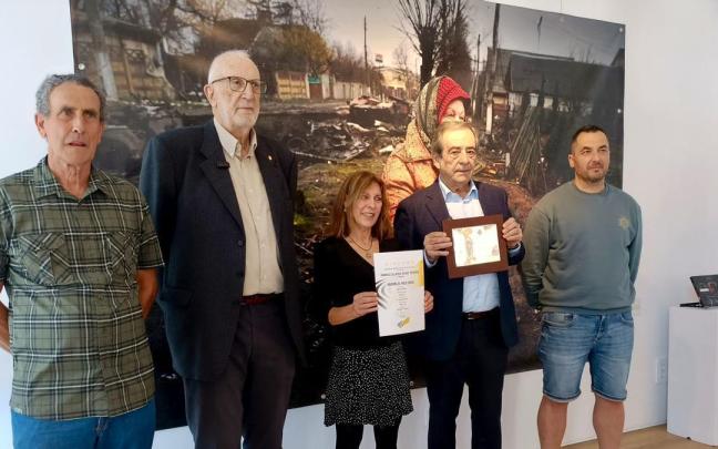 La atleta ha recibido una placa conmemorativa