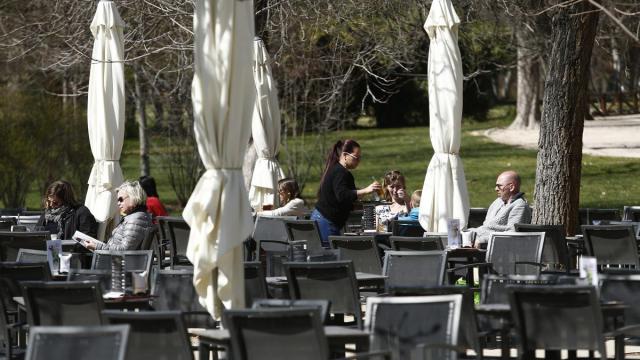 Una camarera sirviendo mesas en una terraza