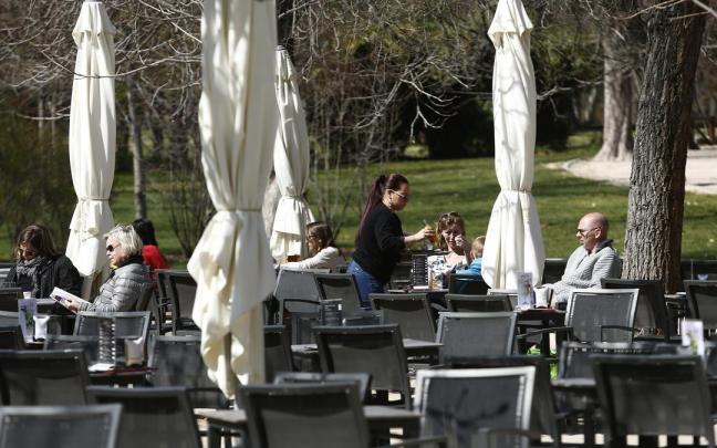 Una camarera sirviendo mesas en una terraza
