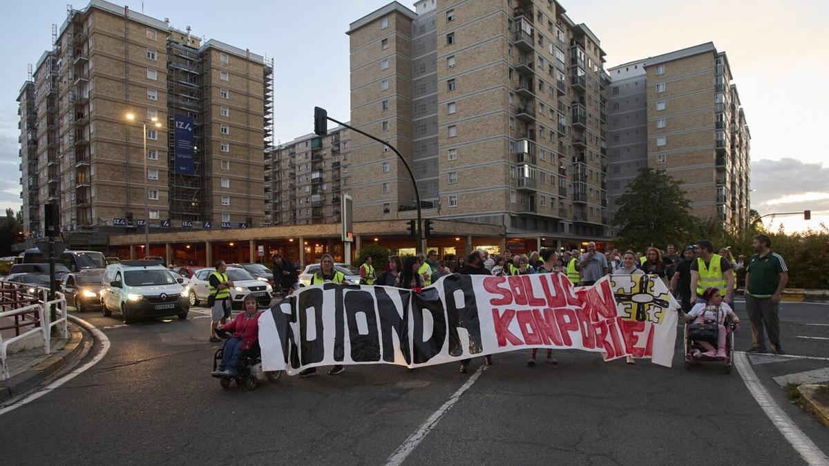 Manifestación vecinal en San Jorge para pedir el soterramiento de la rotonda.