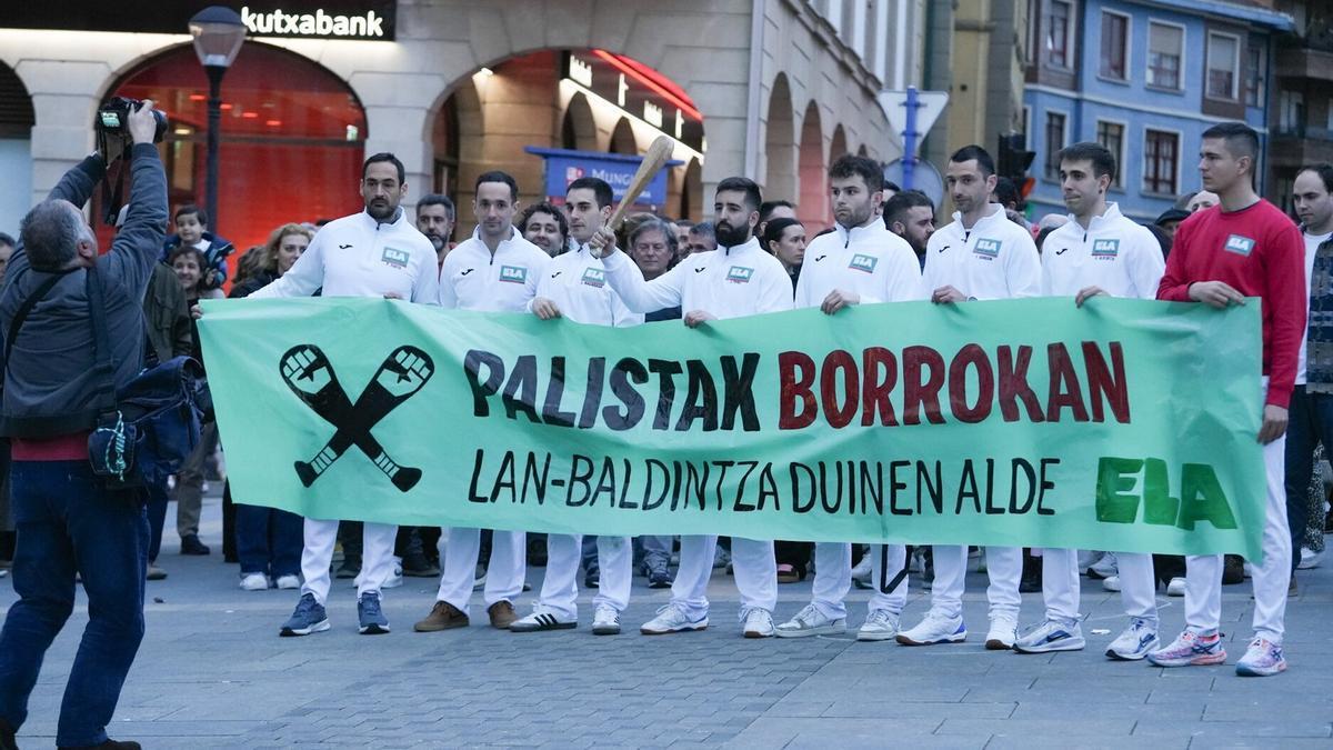 Los palistas, en la concentración del pasado viernes en Mungia.