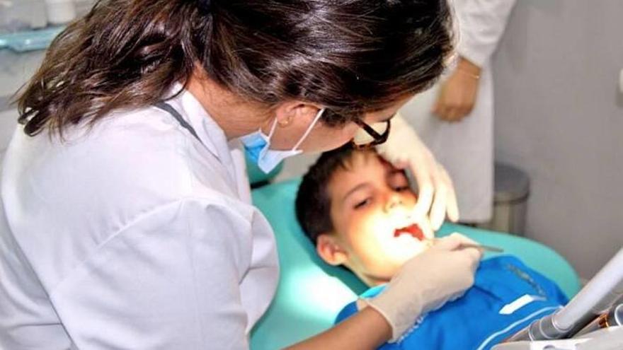 Un niño en la consulta del dentista.