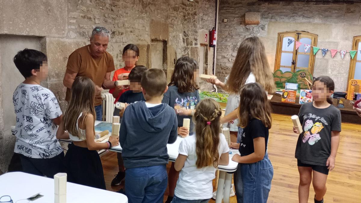 Juguetes de madera en el local de Kroma.