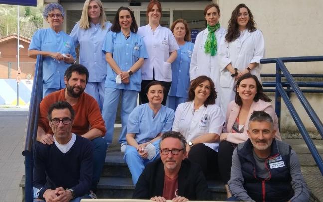 El personal sanitario, con Juan Gómez, Jon Salvador, Javi Conde, Aitziber Oliban y Mikel Filgueiras. El personal sanitario, con Juan Gómez, Jon Salvador, Javi Conde, Aitziber Oliban y Mikel Filgueiras.