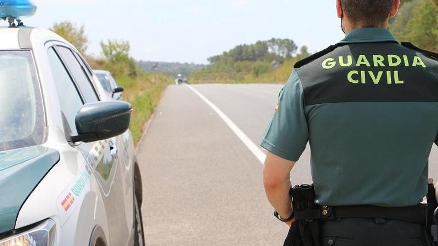 Un agente de la Guardia Civil en un control.