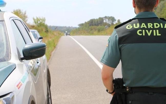 Un agente de la Guardia Civil en un control.