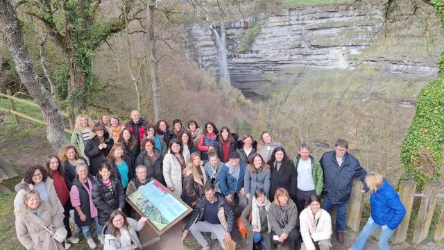 Los participantes en el encuentro en la cascada de Gujuli en Urkabustaiz