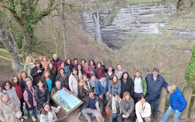 Los participantes en el encuentro en la cascada de Gujuli en Urkabustaiz