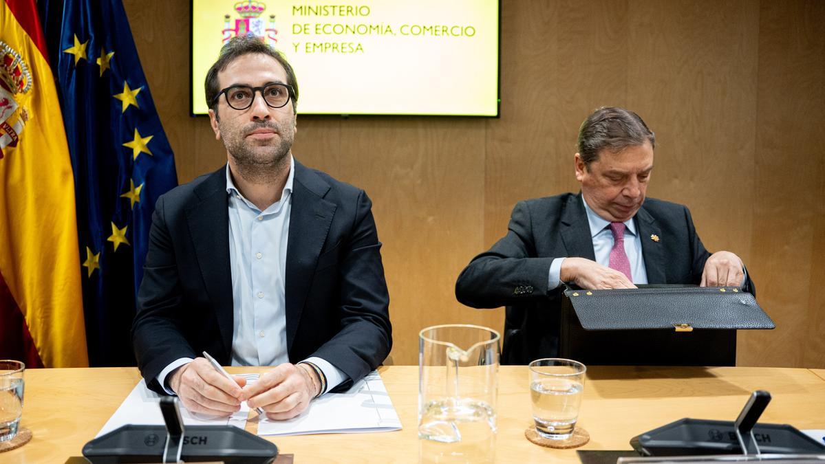 El ministro de Economía, Carlos Cuerpo, y el de Agricultura, Pesca y Alimentación, Luis Planas, en Madrid.