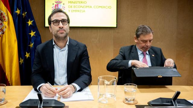 El ministro de Economía, Carlos Cuerpo, y el de Agricultura, Pesca y Alimentación, Luis Planas, en Madrid.