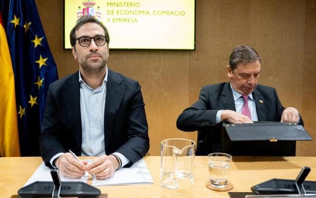 El ministro de Economía, Carlos Cuerpo, y el de Agricultura, Pesca y Alimentación, Luis Planas, en Madrid.