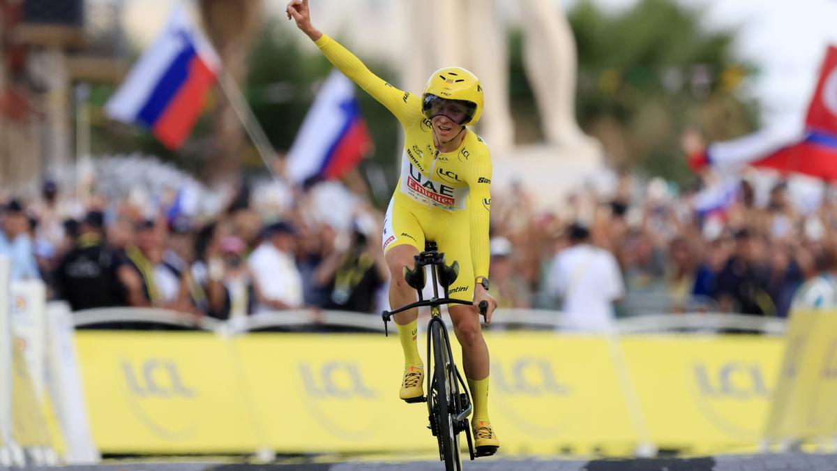 Tadej Pogacar celebra la victoria en el Tour.