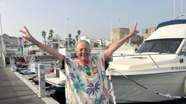La nadadora, María del Rosario Tomasena Alzuni, celebra su récord.