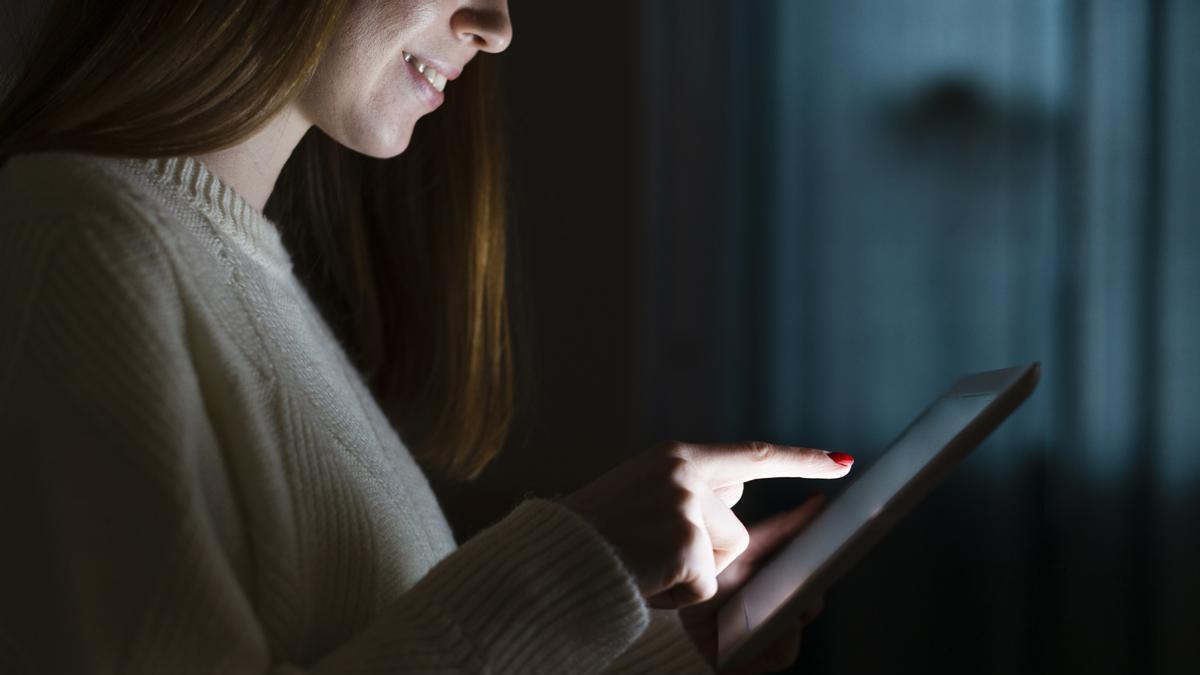 Chica con una tablet.