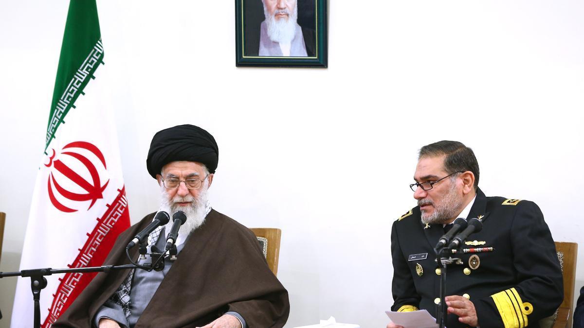 El Líder Supremo iraní, Ali Khamenei, junto al exministro de Defensa Ali Shamkhami.