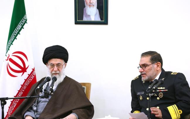 El Líder Supremo iraní, Ali Khamenei, junto al exministro de Defensa Ali Shamkhami.