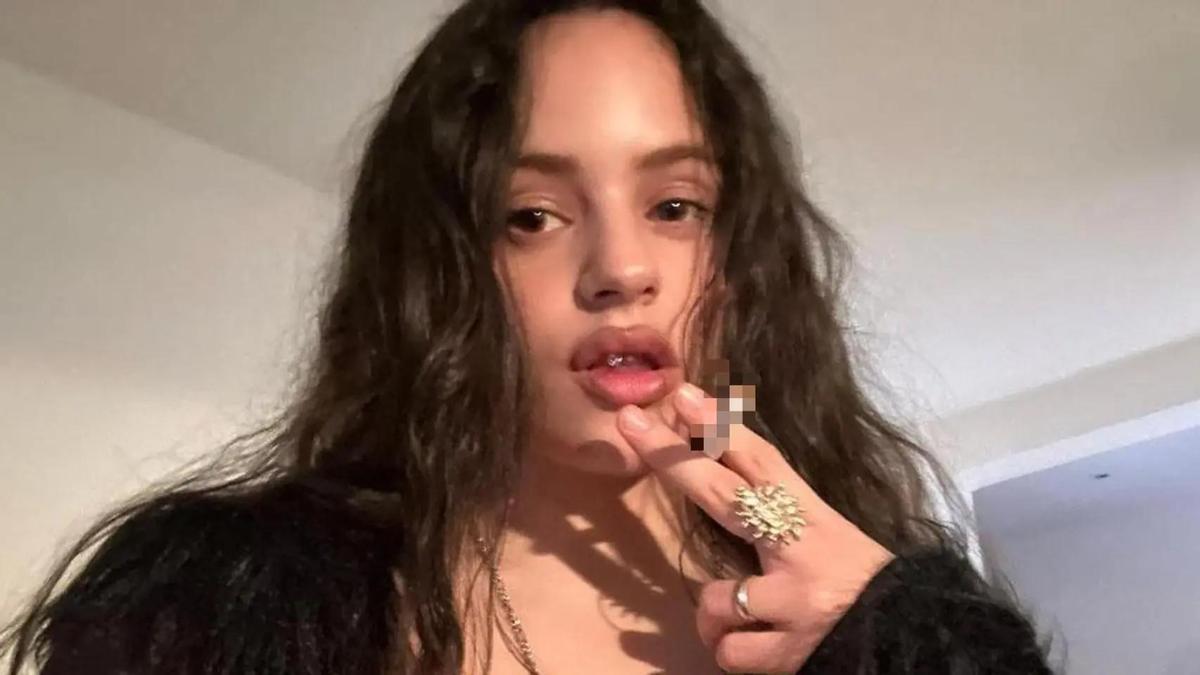 Rosalía, en una fotografía de Instagram fumando.