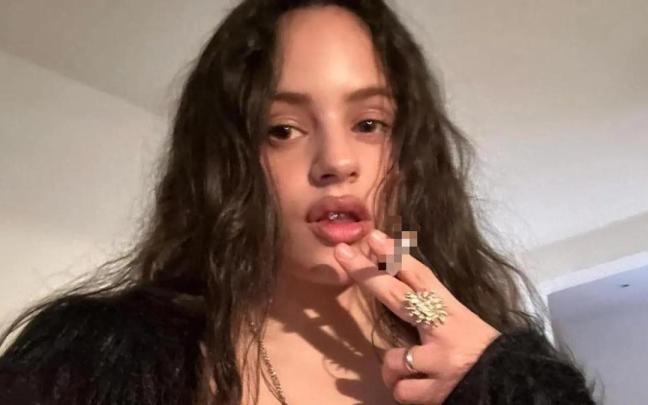 Rosalía, en una fotografía de Instagram fumando.
