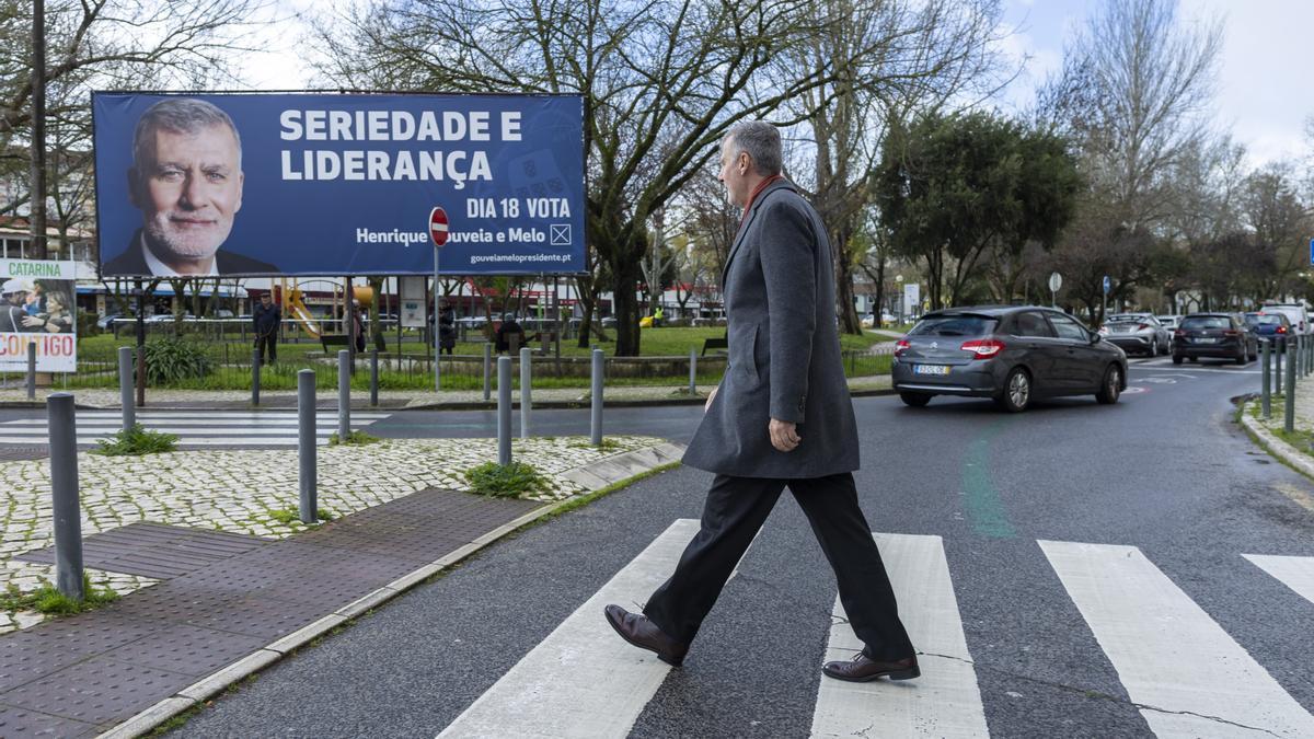 El candidato populista Gouveia e Melo, junto a un cartel de su candidatura