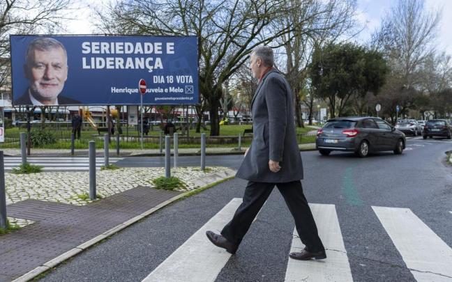 El candidato populista Gouveia e Melo, junto a un cartel de su candidatura
