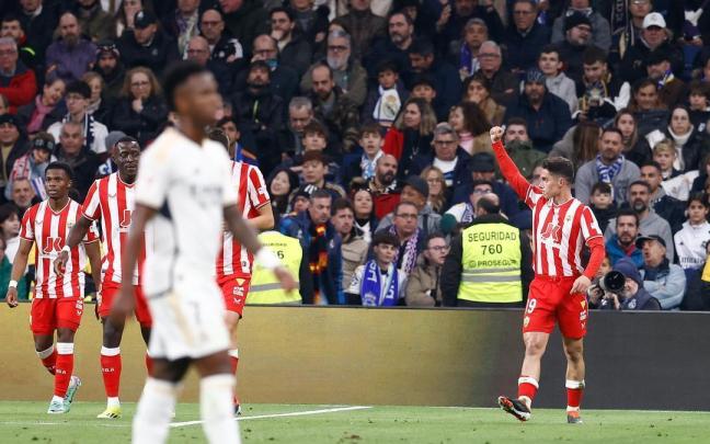 El jugador del Almería Sergio Arribas celebra el gol ante el Real Madrid que finalmente fue anulado por el VAR.