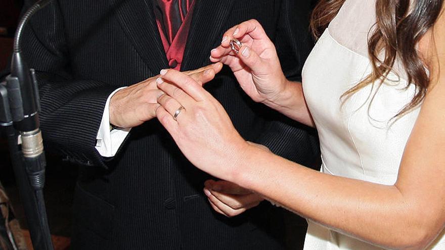 Entrega de anillo en una boda