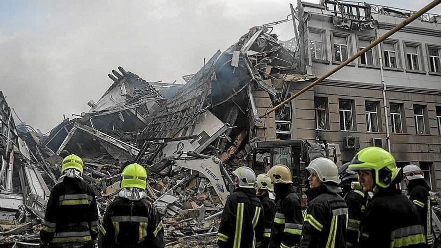 Un grupo de bomberos observan los restos de un edificio en Odesa tras ser bombardeado. | FOTO: E. P.
