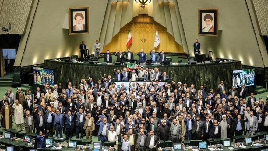 El Parlamento iraní celebra el ataque a Israel.