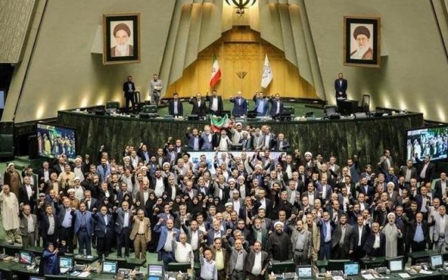 El Parlamento iraní celebra el ataque a Israel.