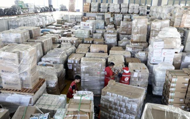 La ayuda humanitaria se agolpa en la frontera egipcia a la espera del permiso de Israel.