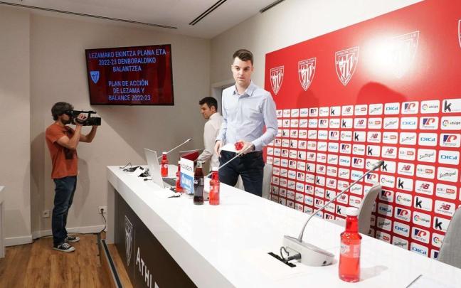 Mikel González antes del comienzo de la rueda de prensa en Lezama