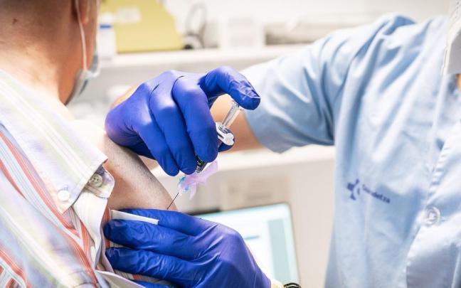 Una persona se vacuna de la gripe en un centro de Salud de Osakidetza. Una persona se vacuna de la gripe en un centro de Salud de Osakidetza.