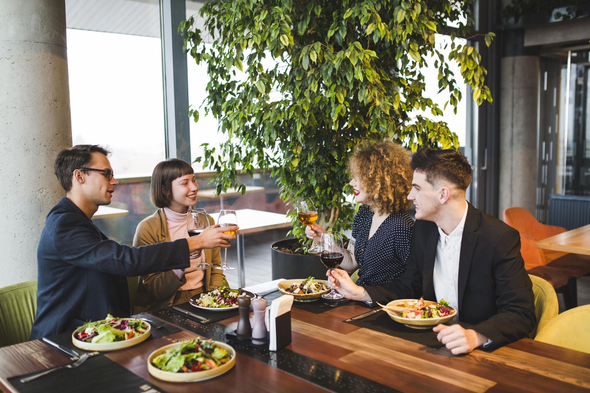 Un grupo de personas comen en un restaurante.