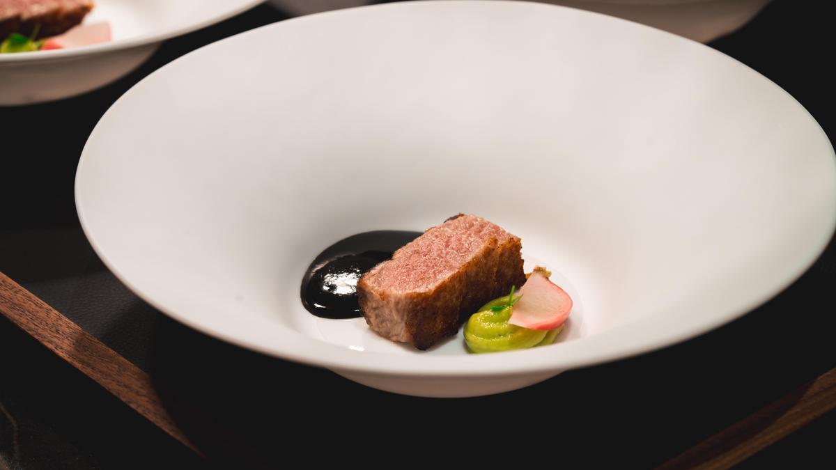 Plato de carne a punto de servirse.
