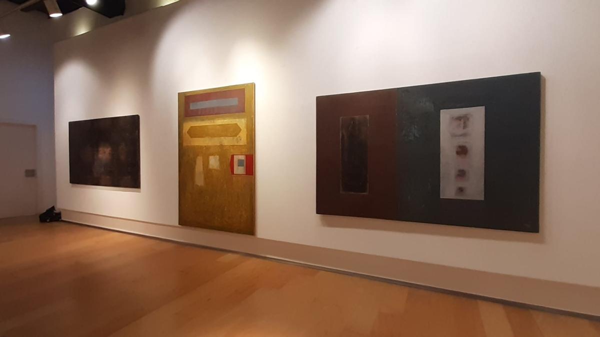 Algunos de los cuadros que vestirán la exposición que este viernes abrirá sus puertas.