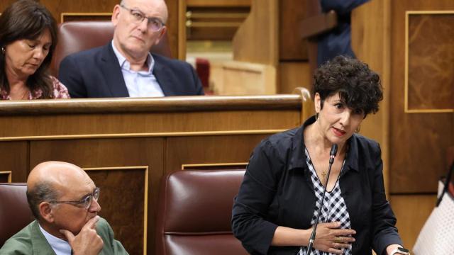 Maribel Vaquero interviene durante una sesión de control en el Congreso.